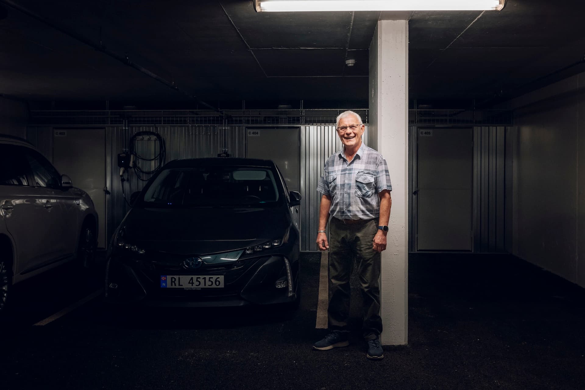 Leif Moen foran sin hybridbil fra Toyota, i parkeringsanlegget til Vistespeilet borettslag